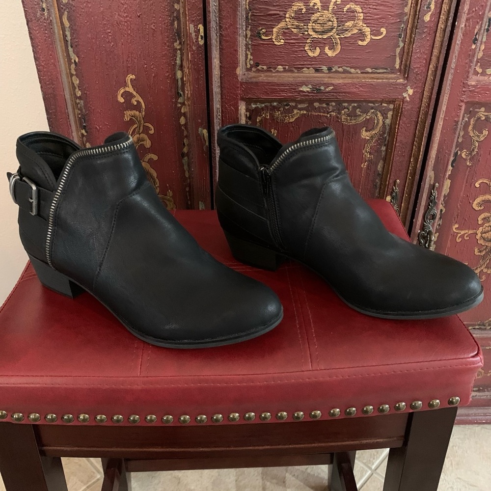 Like new size 10 American Rag ankle boots